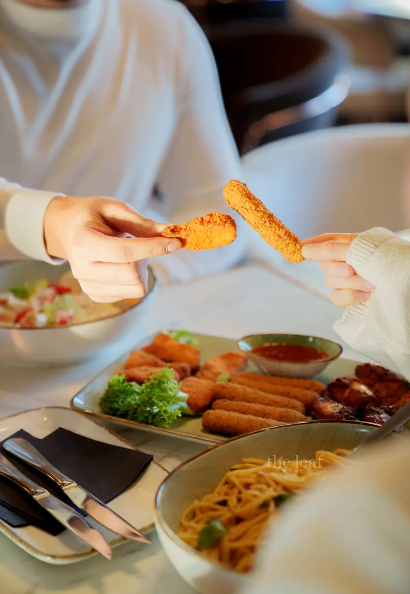 Fingerfood wird im The Leaf am Tisch geteilt