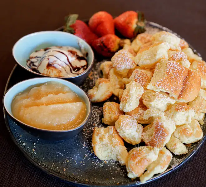 Goldbrauner Kaiserschmarrn mit Beilagen im The Leaf