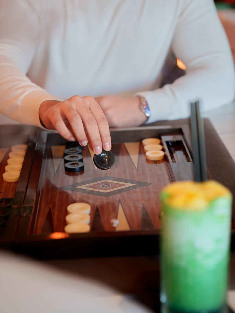 Backgammonbrett mit Spielsteinen und Getränk im The Leaf