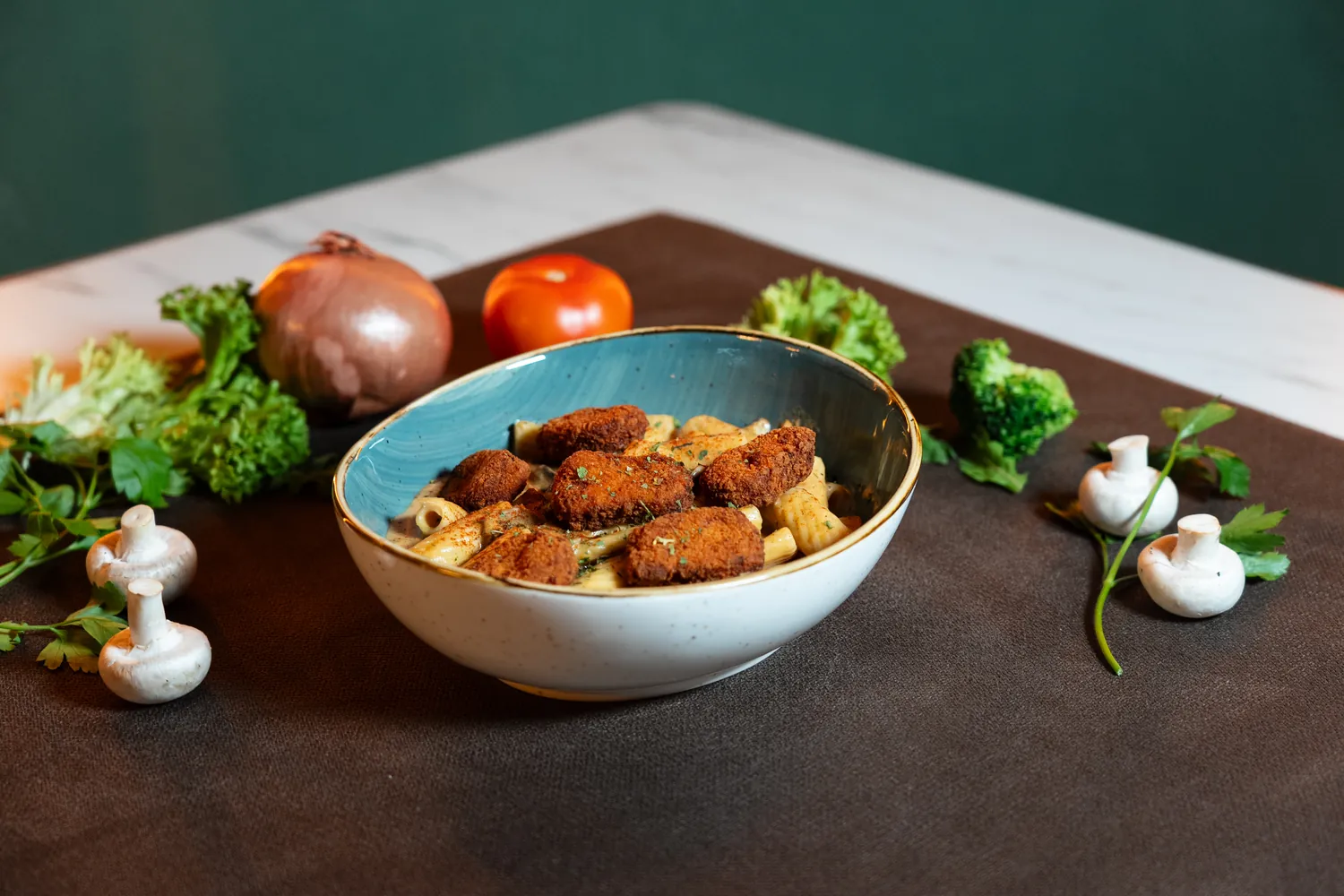 Golden Chicken mit Pasta und panierten Hähnchenstücken