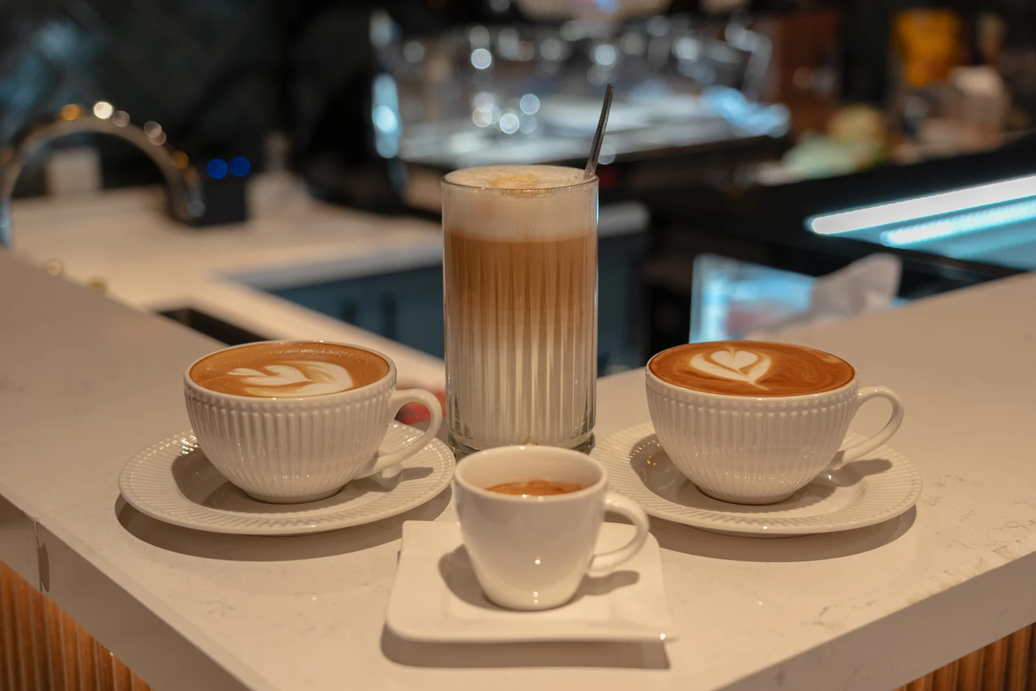 Cappuccino, Milchkaffee und Espresso auf der Theke im The Leaf