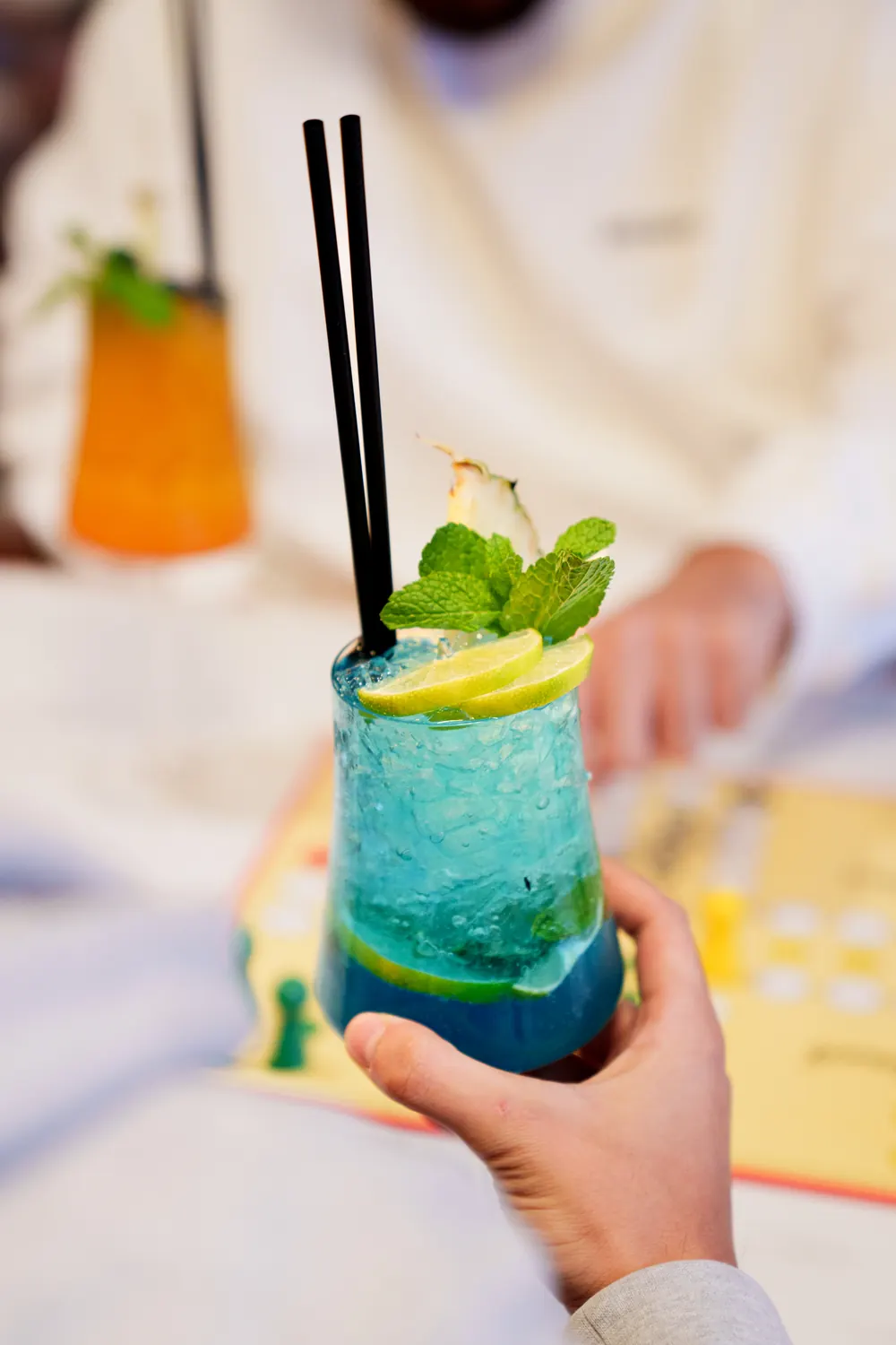 Blauer alkoholfreier Drink mit Minze im The Leaf