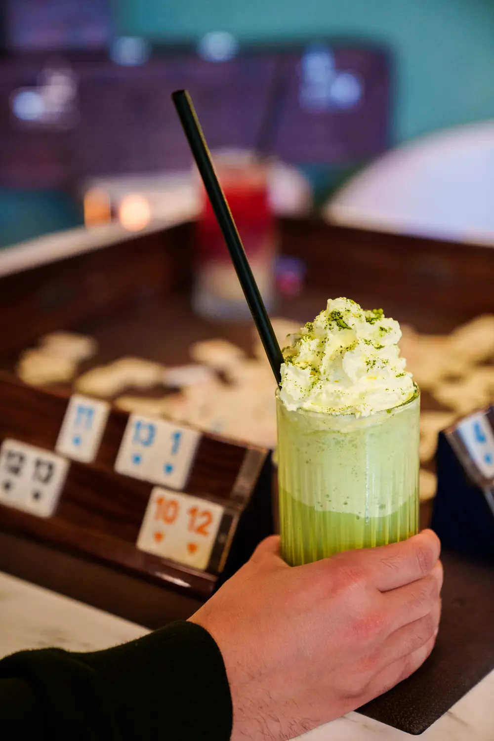 Grüner alkoholfreier Drink vor einem Okey-Spiel im The Leaf