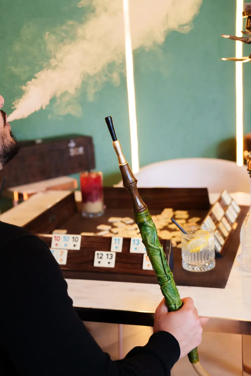 Okey-Tisch mit Shisha und grüner Rauchsäule im The Leaf