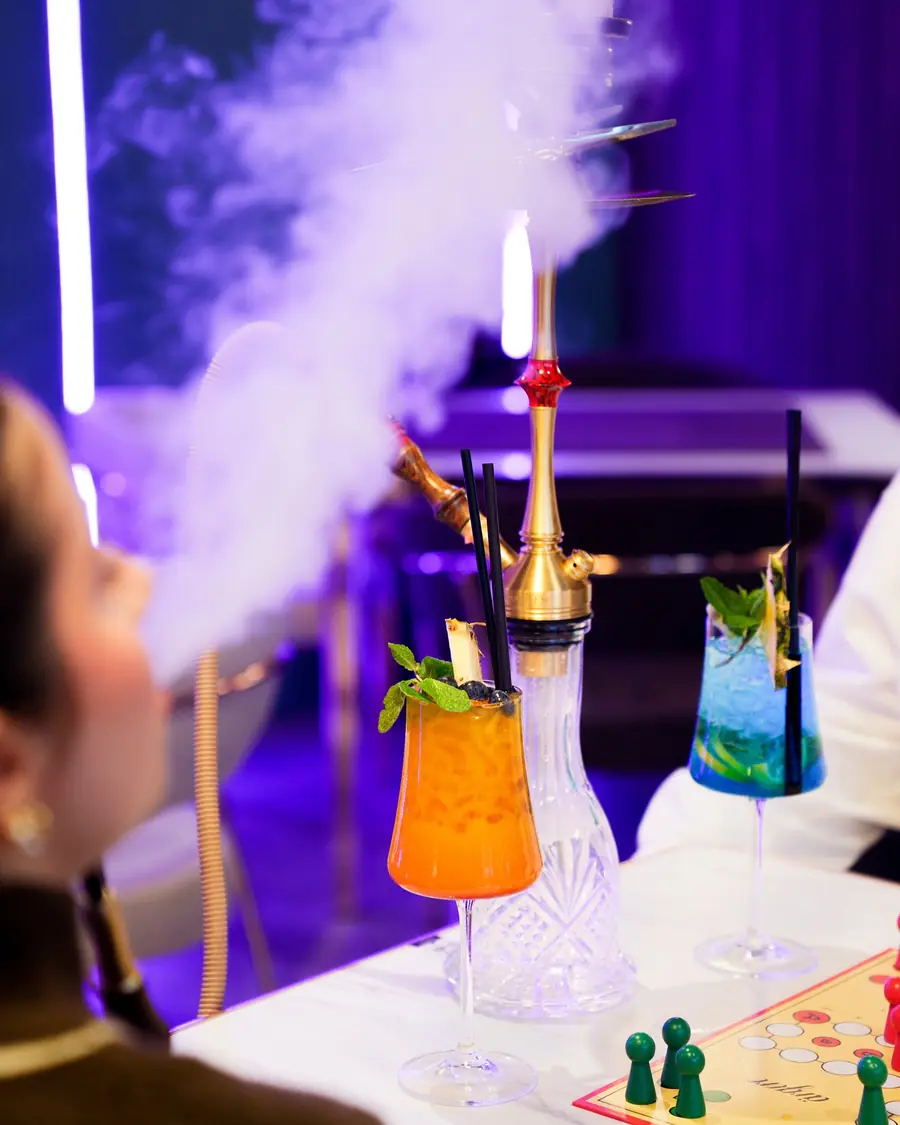Shisha und zwei farbige alkoholfreie Drinks im The Leaf