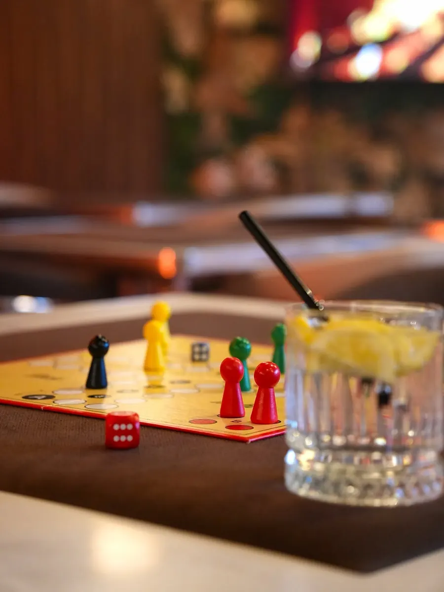 Mensch-ärgere-dich-nicht-Spiel und Zitronendrink im The Leaf