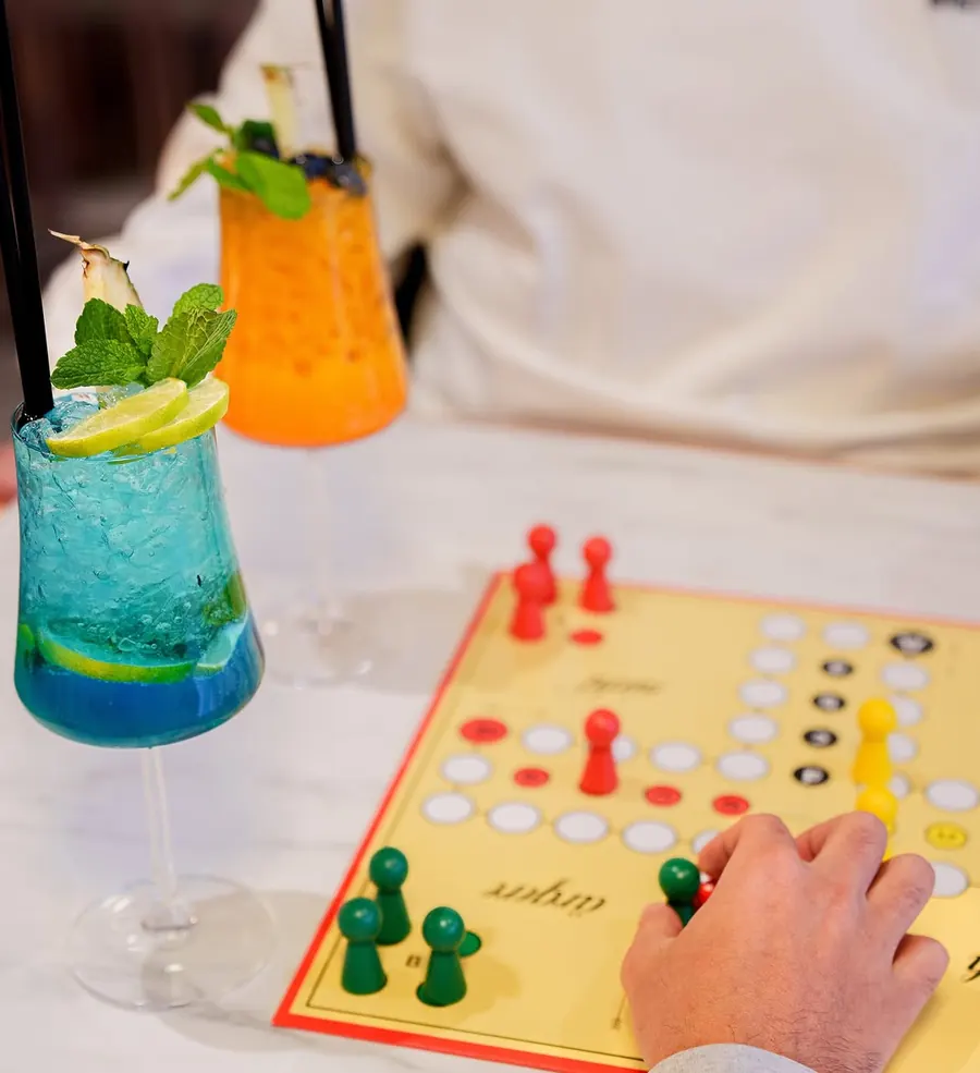 Mensch ärgere dich nicht mit zwei farbigen Drinks im The Leaf
