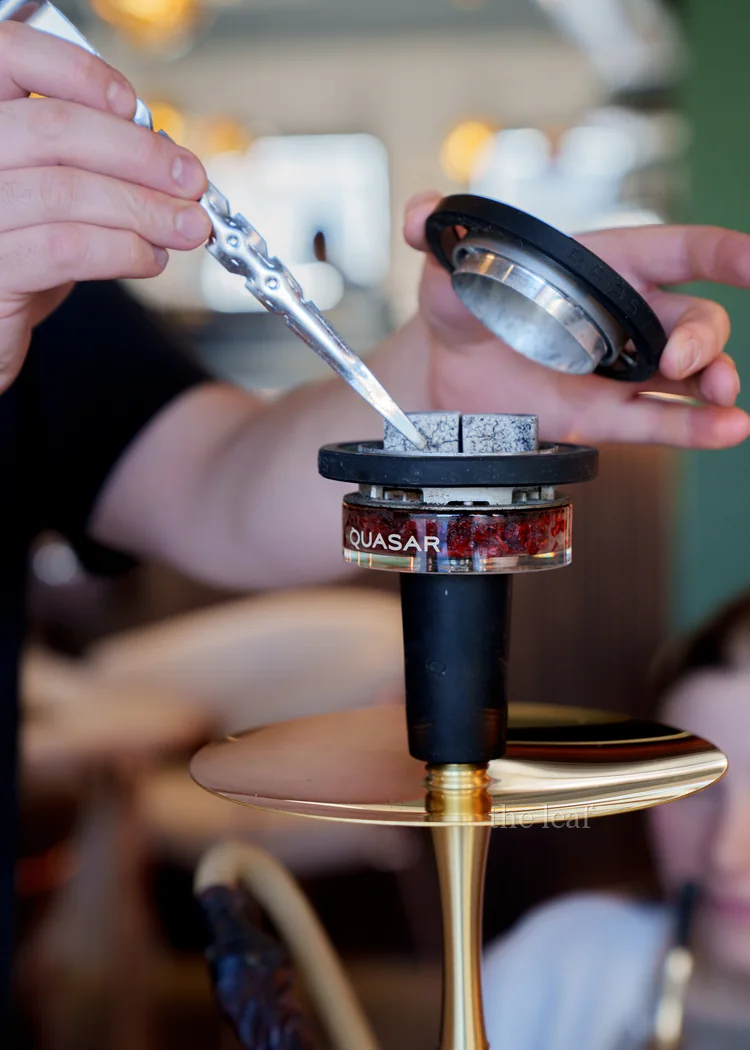 Shisha wird im The Leaf vorbereitet