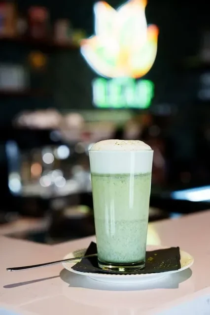 Iced Matcha im Glas bei The Leaf