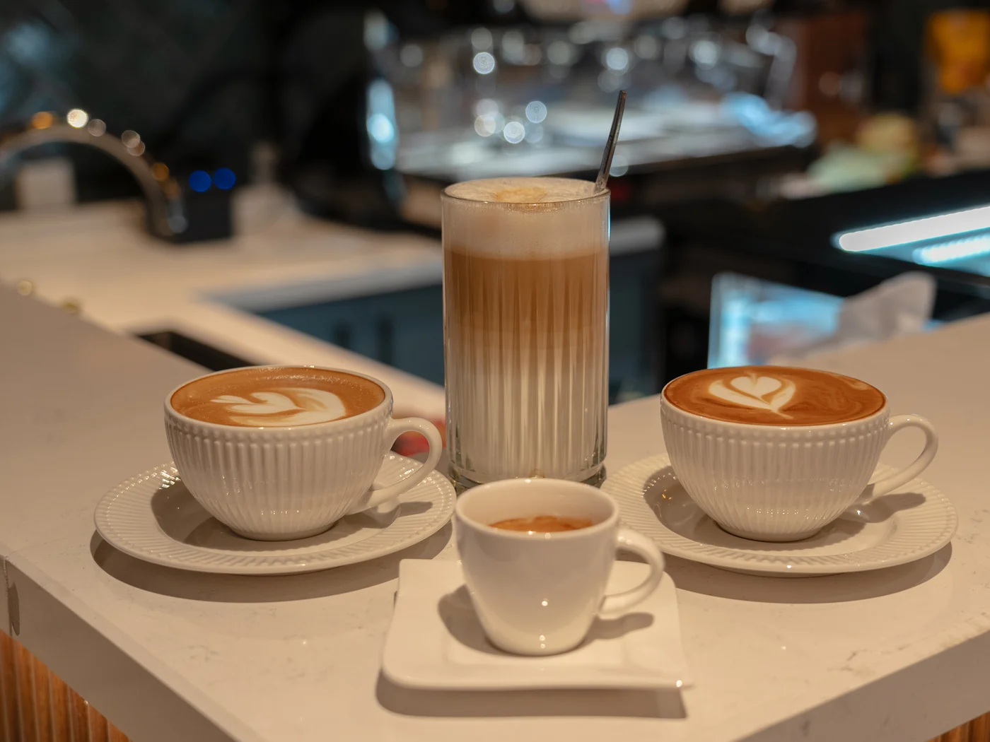 Kaffee mit feinporigem Milchschaum im The Leaf
