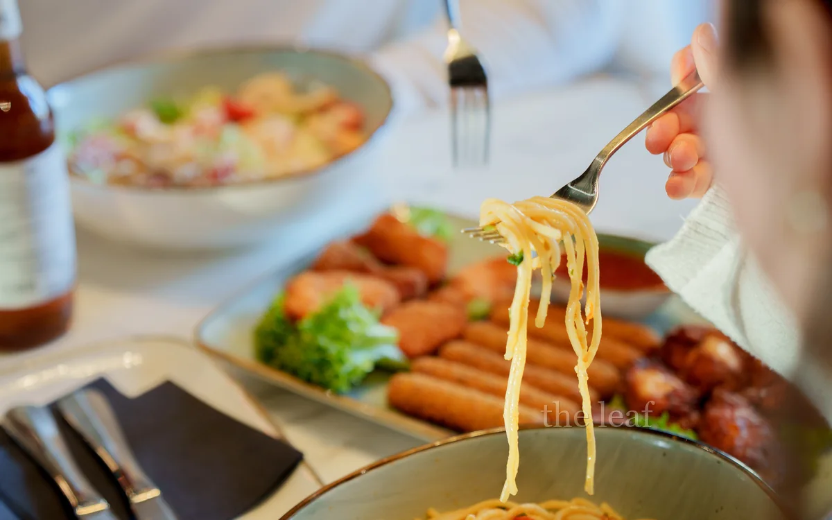 Pasta wird am Tisch im The Leaf auf die Gabel gedreht