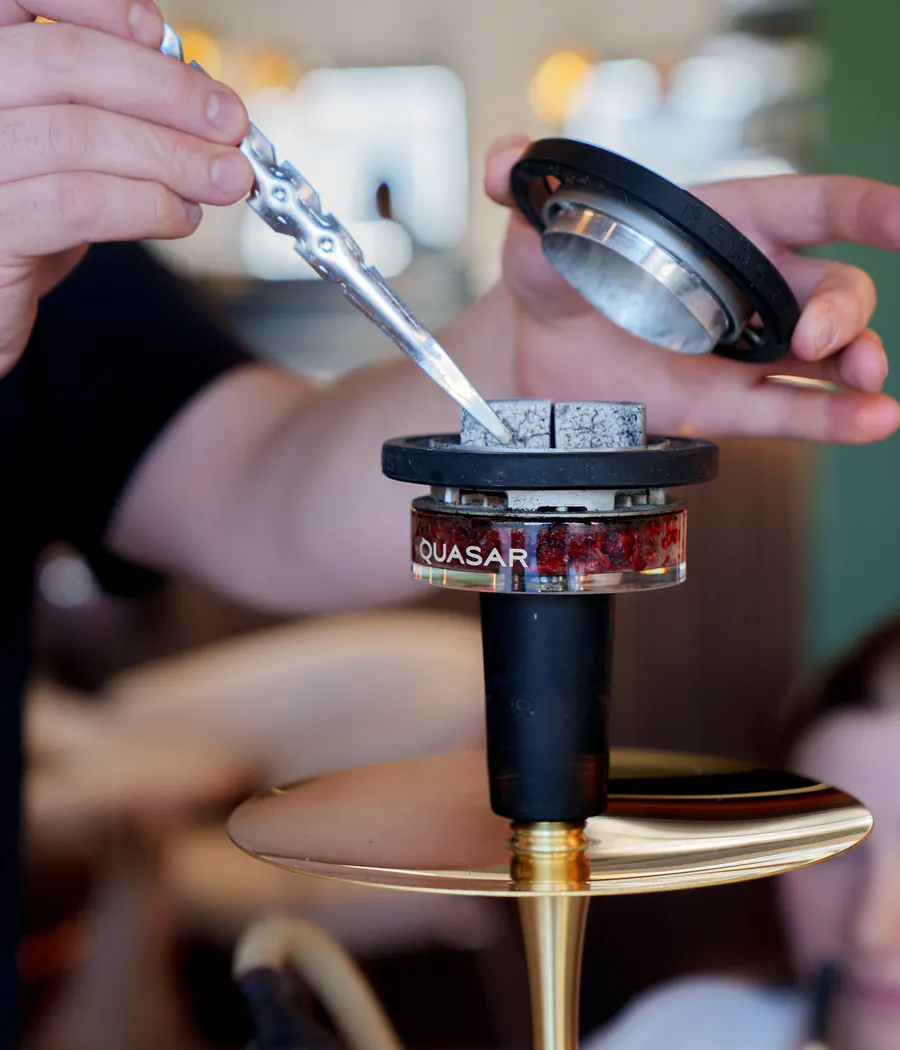 Shisha-Kopf und Kohle werden im The Leaf vorbereitet