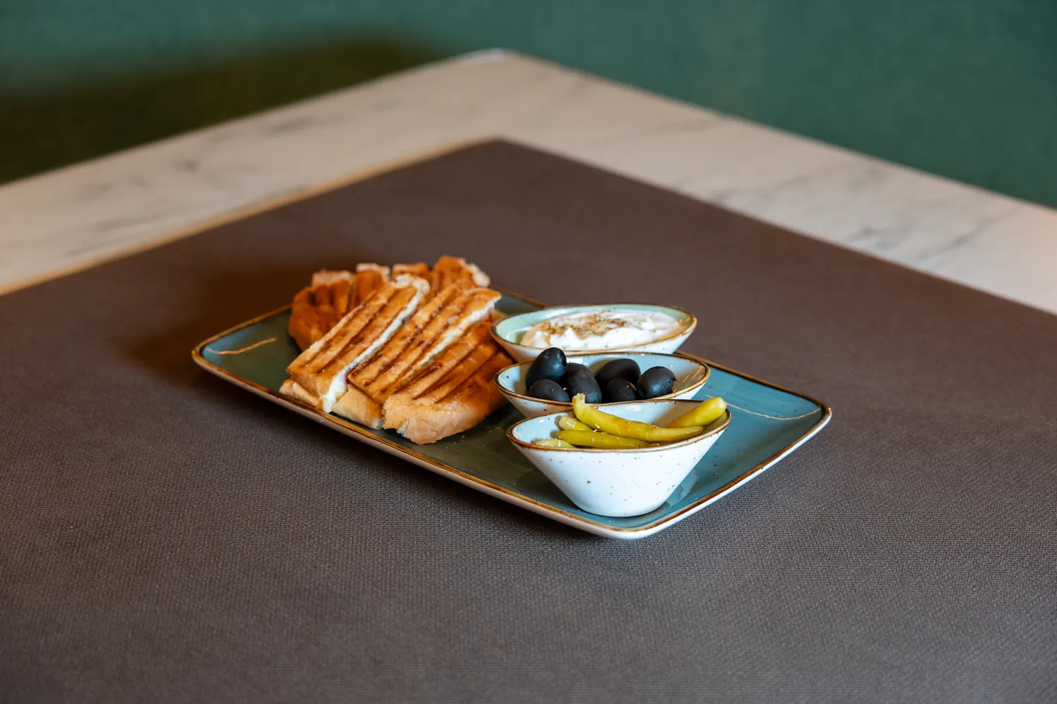 Frisch geröstete Toaststücke mit Dip, Oliven und Peperoni im The Leaf